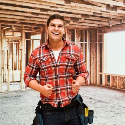 Carpintero sonriente con herramientas en construcción de estructura de madera